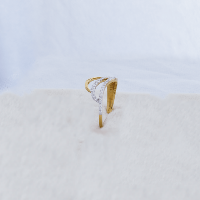 Wave of Brilliance – 18K Gold Diamond Ring